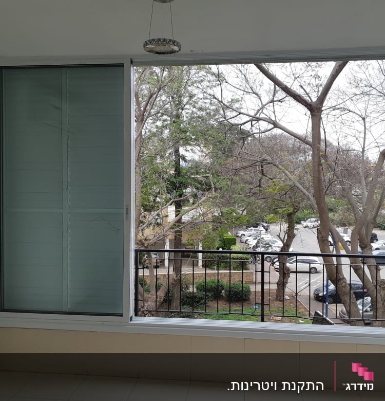 חלון אלומיניום עם תריסים סגורים